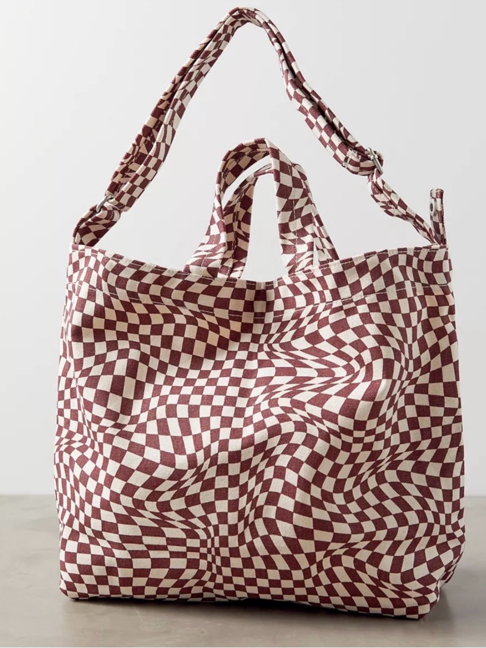 BAGGU Horizontal Canvas Duck Bag in Dark Red / Brown Trippy Checker Tote
